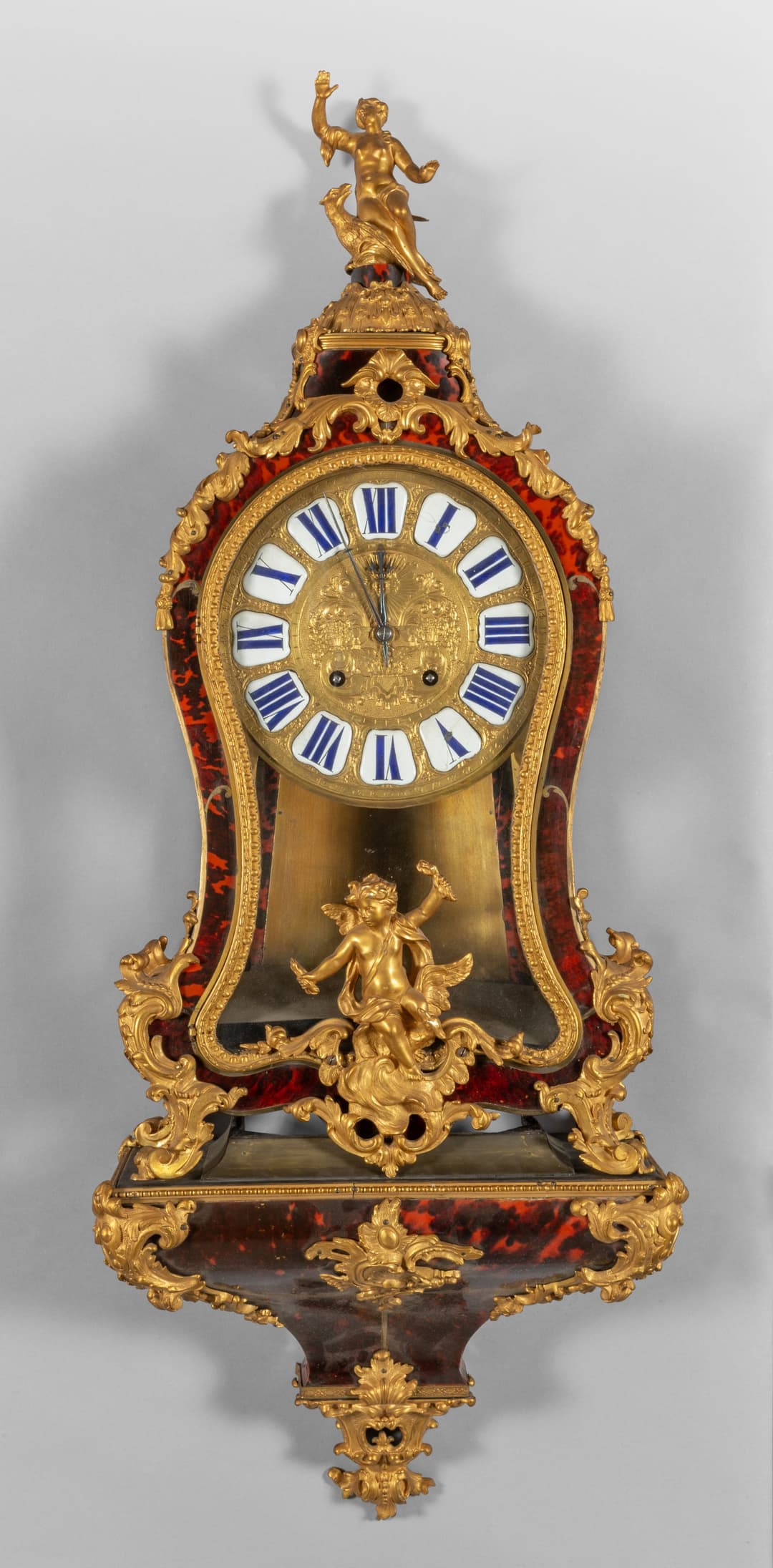 Orologio a Cartel Luigi XV lastronato in tartaruga, ricca decorazione