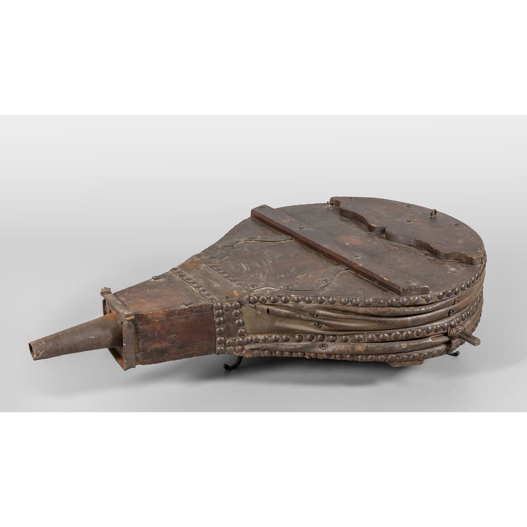 Grande mantice in cuoio con borchie in metallo, sec.XIX cm. 120x170