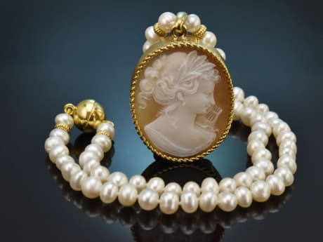Um 1980! Schönes Zuchtperlen Collier mit Kamee Anhänger aus vergoldetem Silber