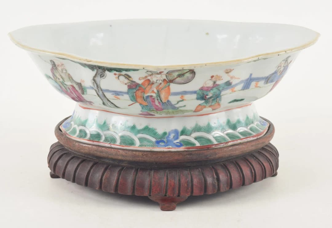 19th/20th century Chinese famille verte porcelain shaped dish. Figures