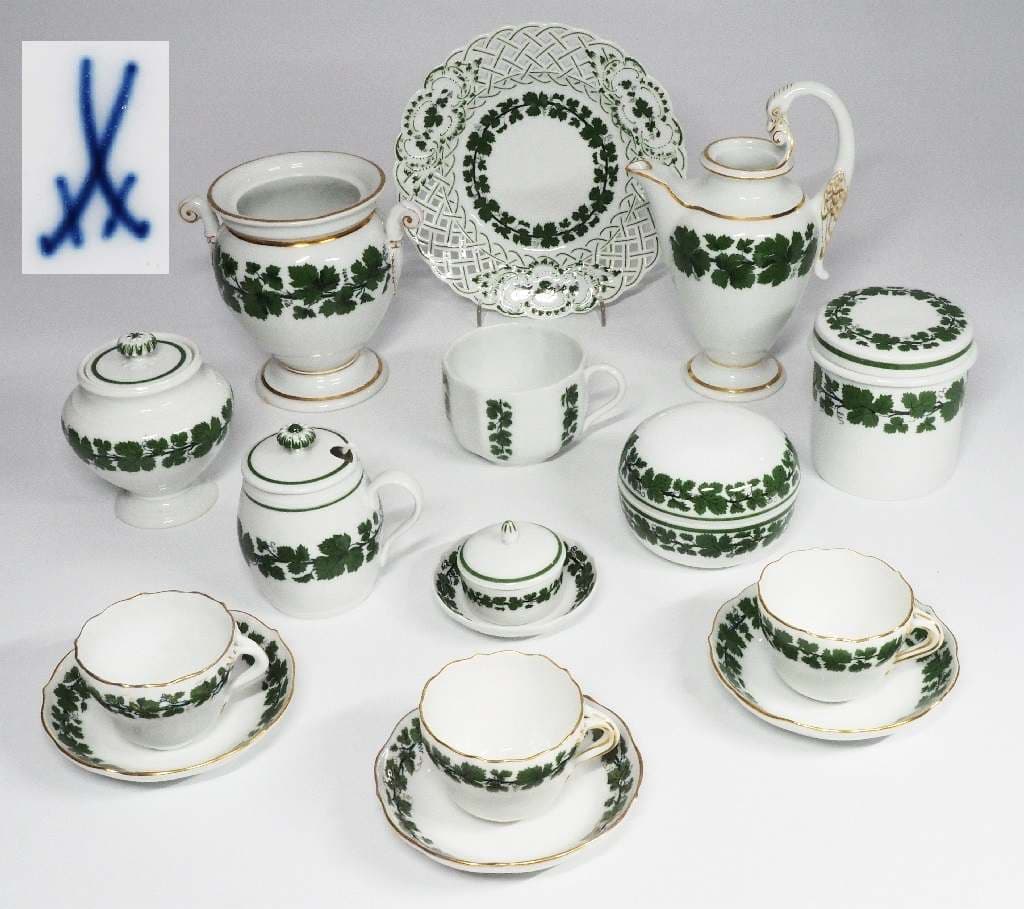 Konvolut mit insgesamt 16 Teilen. MEISSEN, "Weinlaubdekor".