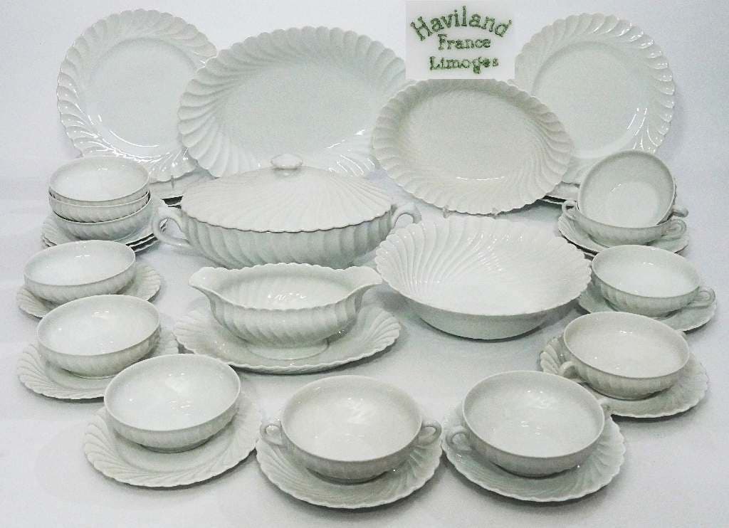 Zwei spielende Putten mit goldener Kugel. HUTSCHENREUTHER, Abteilung für Kunst.