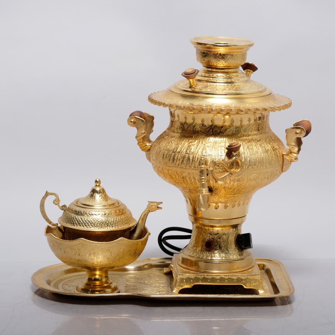 SAMOVAR & TILLBEHÖR, 4 delar, Guldpläterad metall, Orientalisk, Elektrifierad.