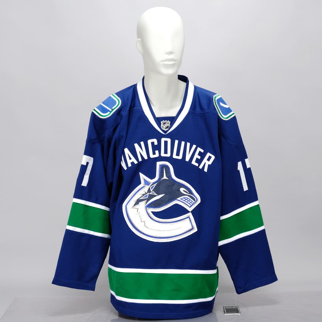 RYAN KESLER. Hockeytröja, Vancouver, Spelarnummer 17, Signerad.