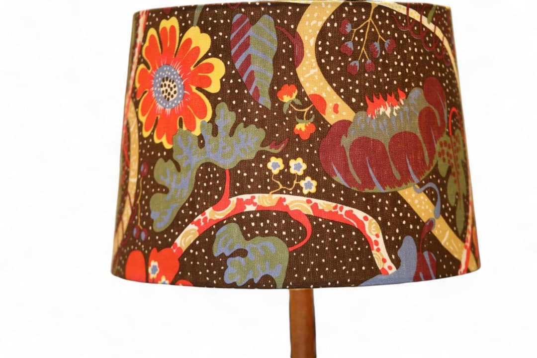 Lampskärm i mönster Mirakel av Josef Frank i tyg från Svenskt Tenn