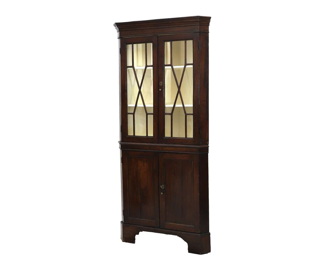 An oak corner cupboard. England, 18th century