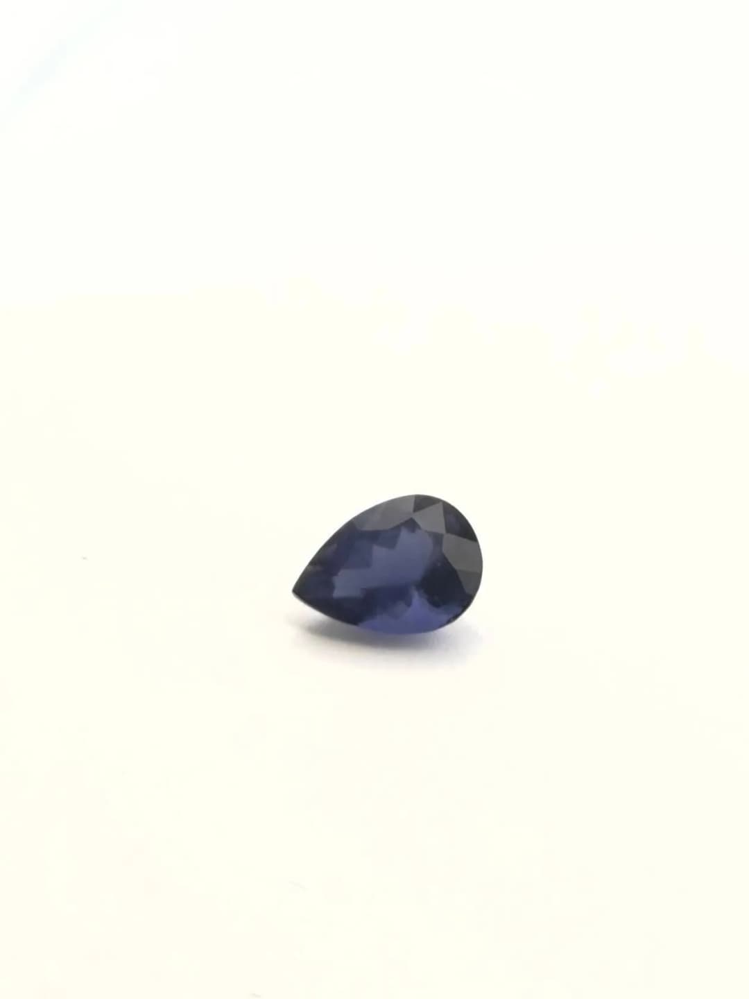 Pear cordierite on paper. Size: 10 x 8 mm. Weight : 2.20 cts - Lot 77