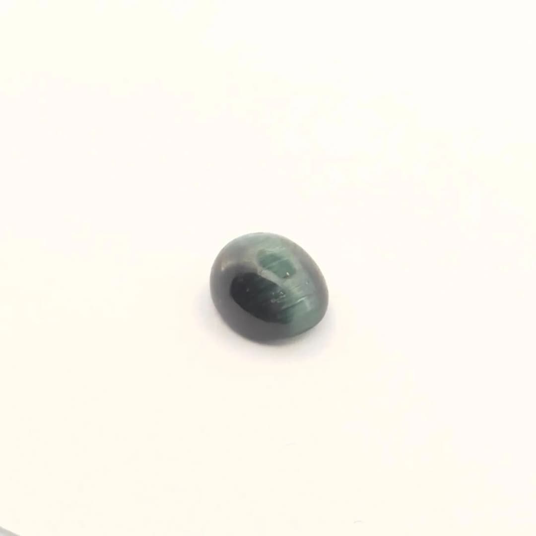Cat's eye green tourmaline cabochon. Brazil. Size: 10 x 8 mm - Lot 78