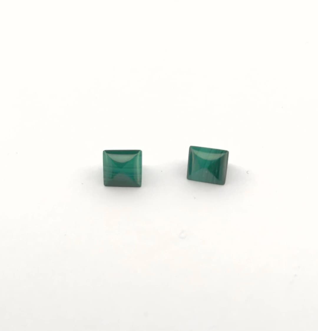 Pairing of two suiffé malachite cabochons on paper. Republic - Lot 66