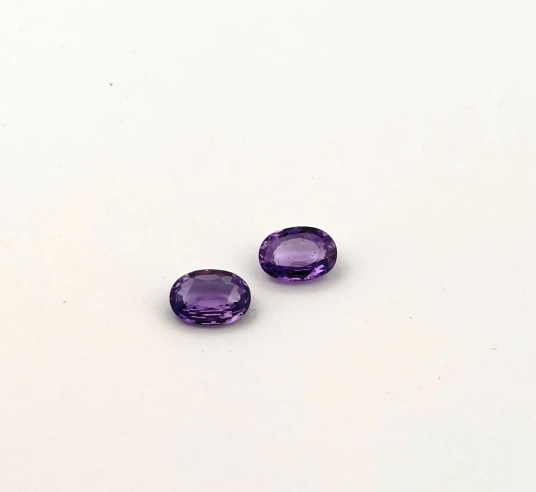 Pairing of pear violet sapphires on paper. - Lot 86