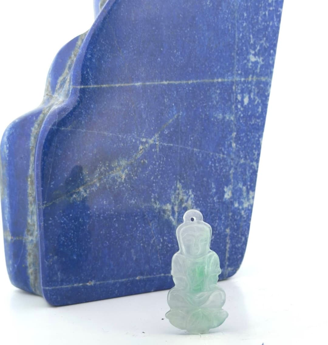 Engraved jade plaque pendant depicting Guanyin. Burma. Heigh - Lot 71