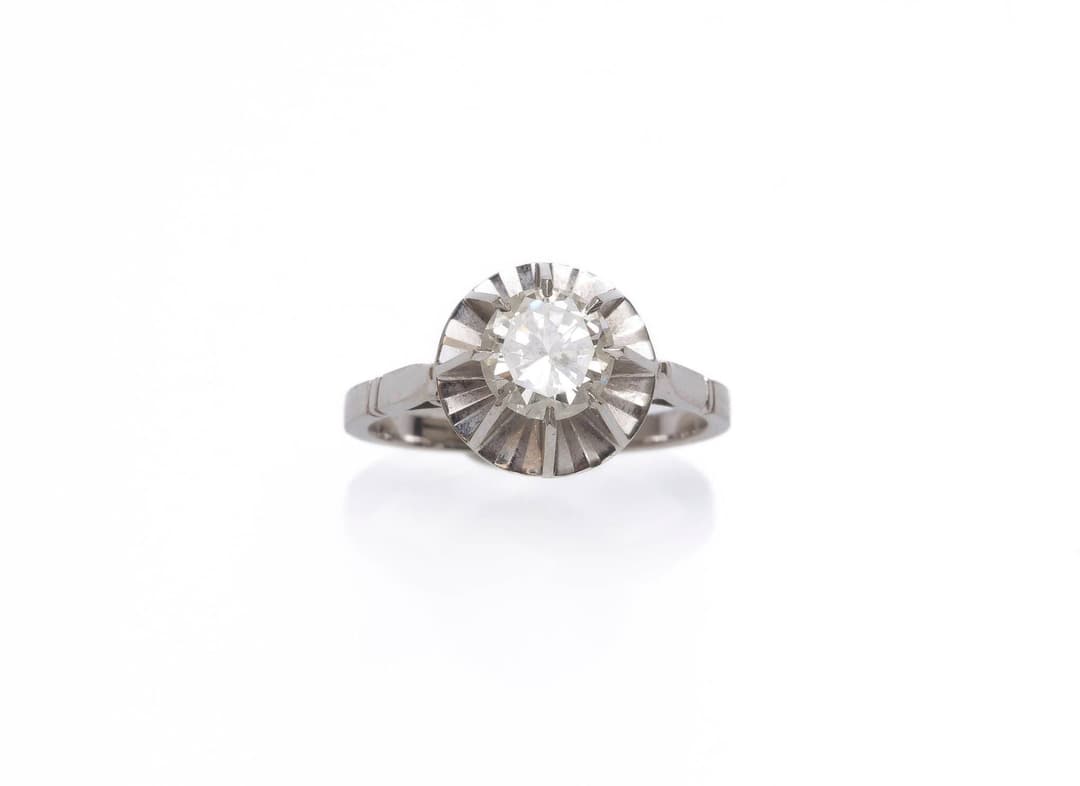 Ring in 18K (750) white gold, set with a brilliant-cut diamo - Lot 192