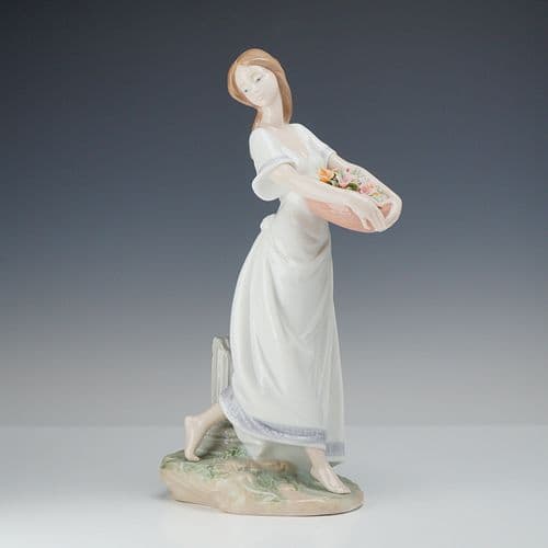 Lladro Gardens of Athens Glazed Porcelain Figurine Model 7704