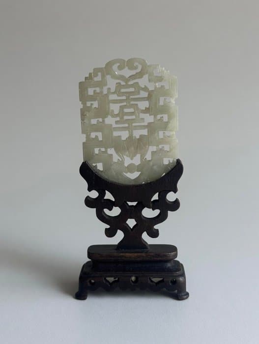 Qing Dynasty Chinese Carved White Jade Disc with Openwork Decoration on Wooden Base 5,5cmx4cm - Jade blanco - China - Dinastía Qing (1644-1911)