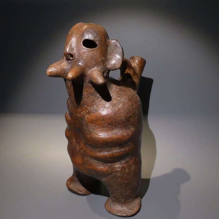 Vicus, Perú Terracota Vasija figurativa con asa. Publicada. 25 cm de alto. 500 a. C. – 400 d. C. Licencia española de