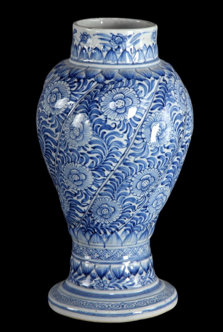 Getordeerd porseleinen vaas met blauw floraal decor