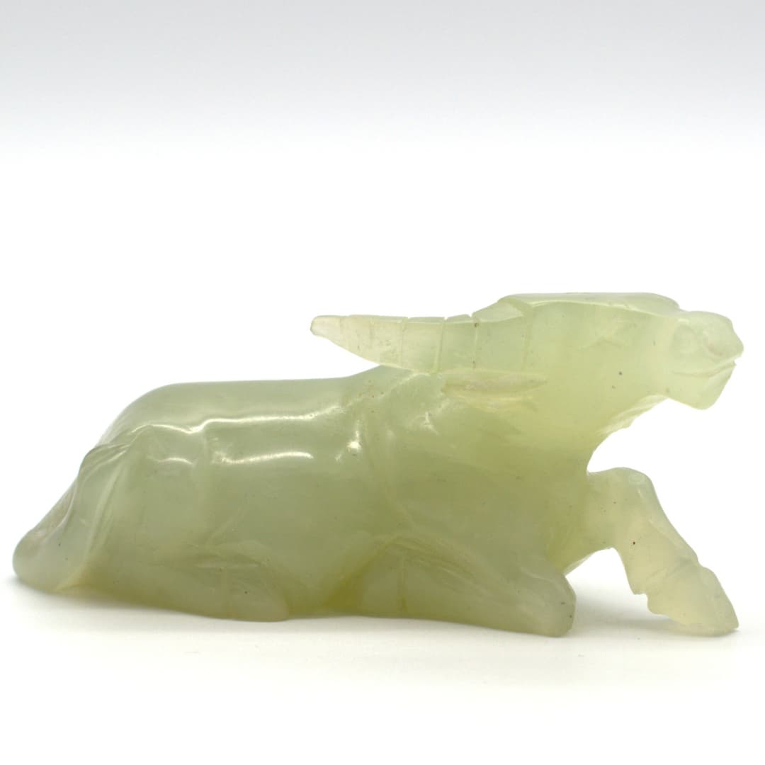 CHINESISCHE SKULPTUR, LIEGENDER WASSERBÜFFEL AUS XIUYAN-JADE, UM 1980.