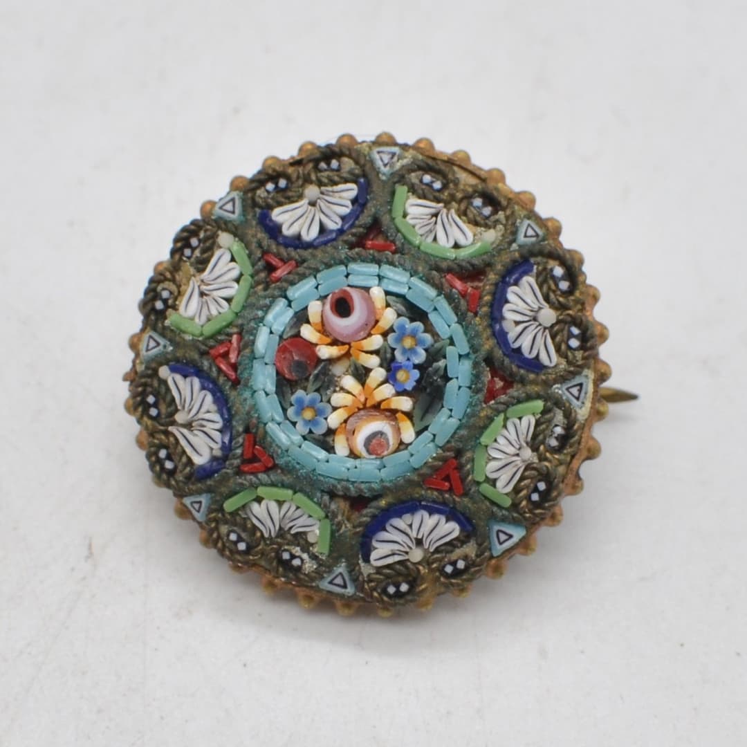 MURANO GLAS BROSCHE, MICROMOSAIK, BLUMENDEKOR, ITALIEN, FRÜHES 20. JAHRHUNDERT.