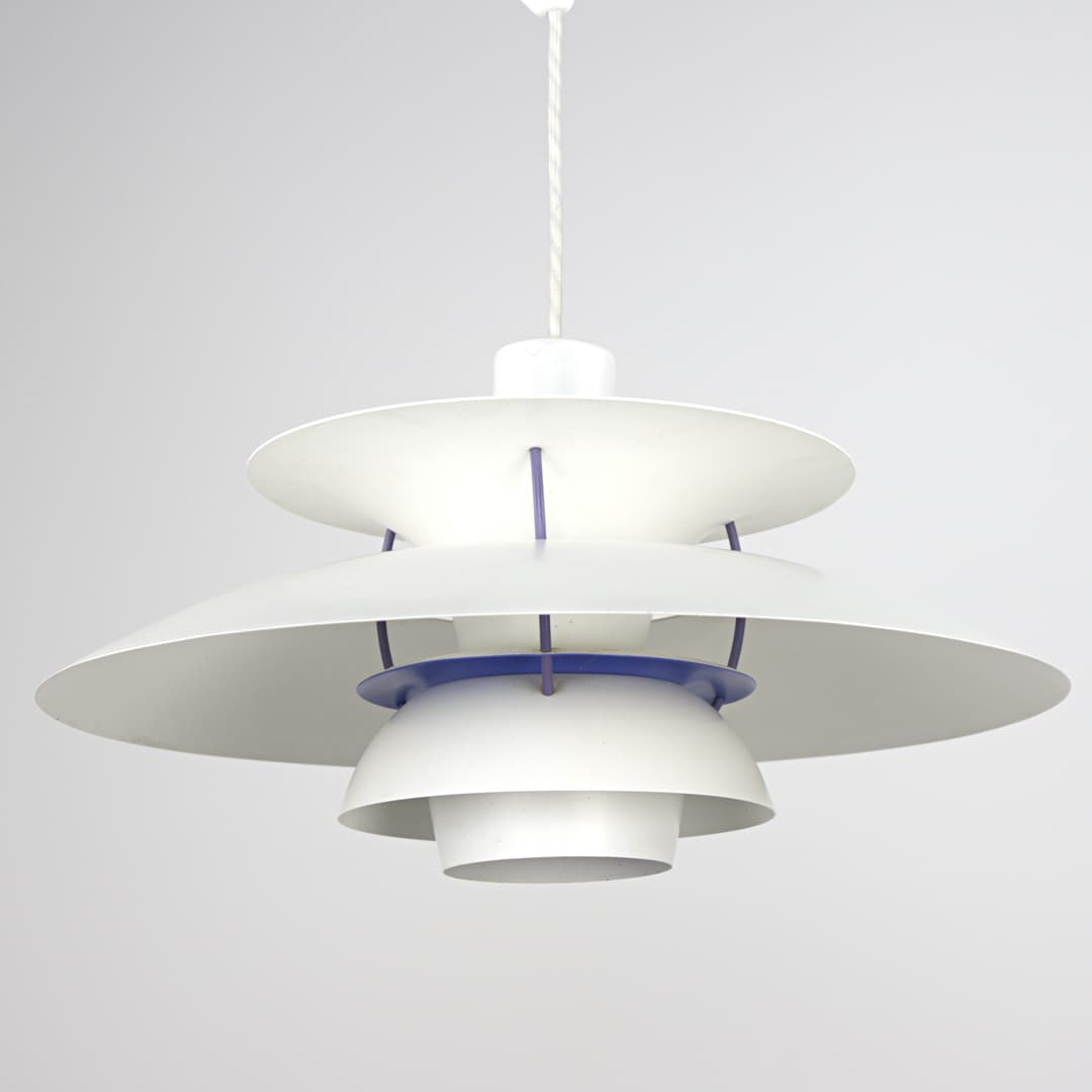 POUL HENNINGSEN. Taklampa / Pendel, "PH 5 Plus", för Louis Poulsen. Danmark.