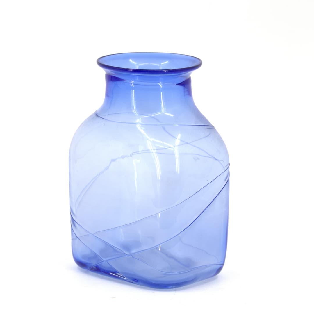 BERTIL VALLIEN. Vas, "Colour Acc", blåtonat glas, signerad, Kosta Boda, 1982.