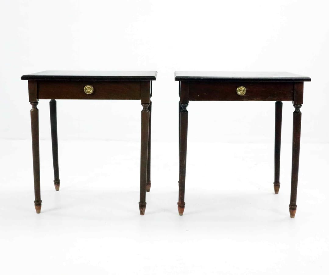 SÄNGBORD, ett par, Engelsk stil, mahogny, beslag i mässing, 1900-talets