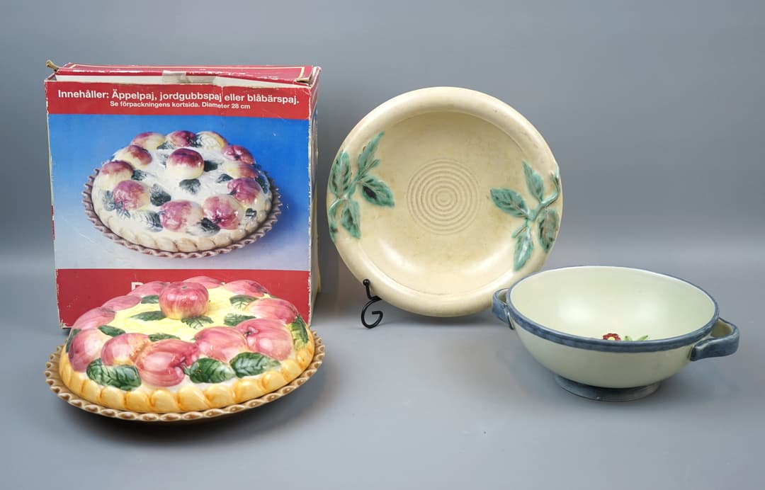 Molde y cuencos para tartas, 3 piezas, cerámica, incluyendo ''Primavera'', Rörstrand.