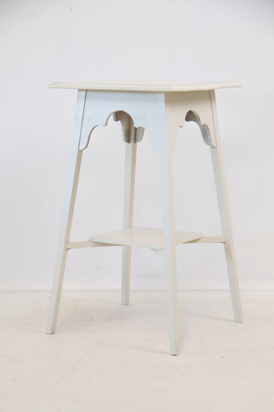 Mesa auxiliar, de madera.