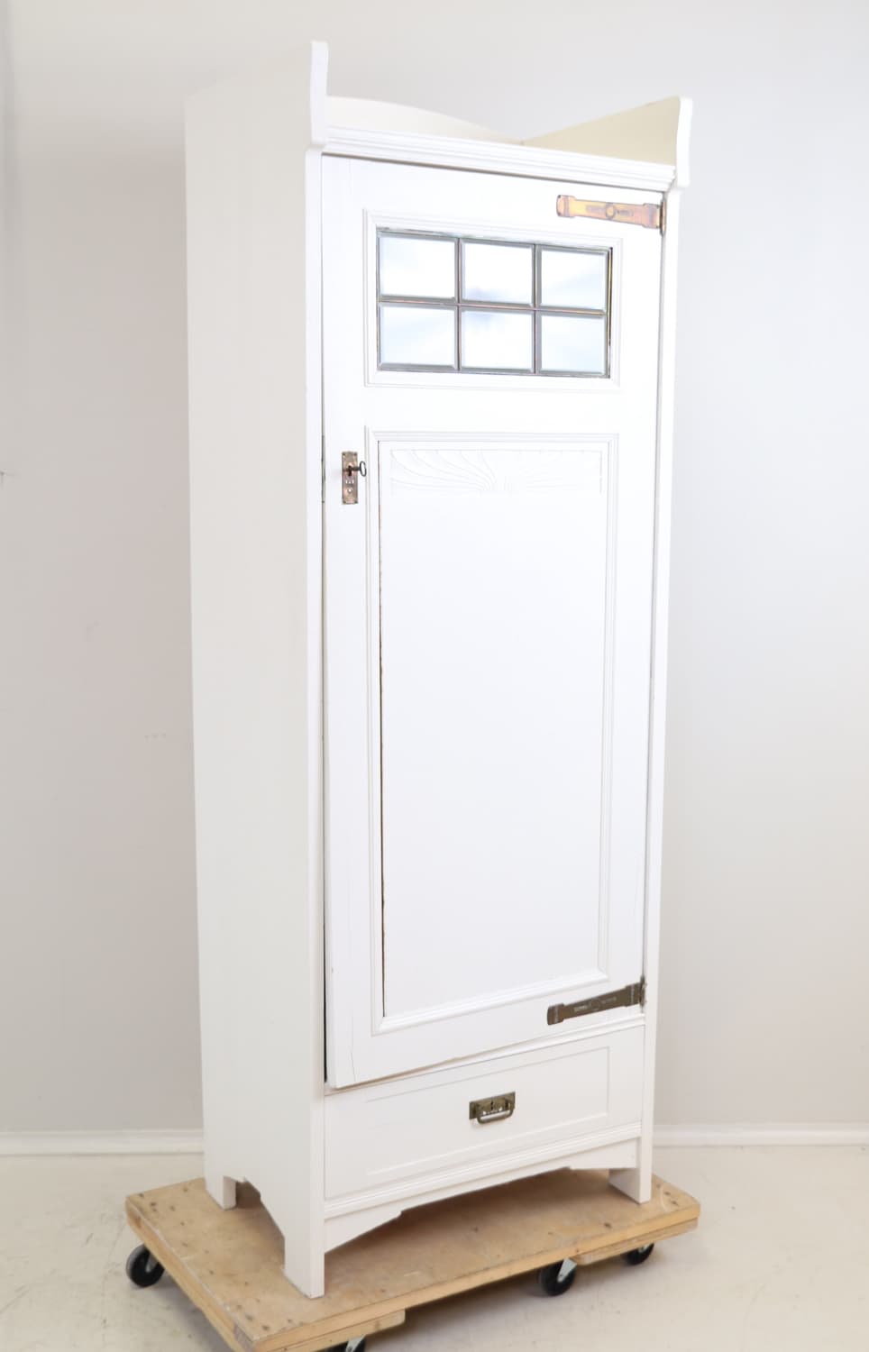 Armario de ropa blanca, madera pintada, Art Nouveau, principios del siglo XX.