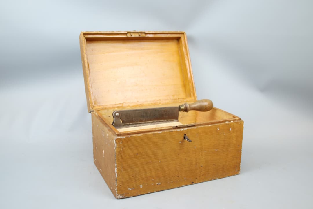 Caja de azúcar con cuchillo, pino.