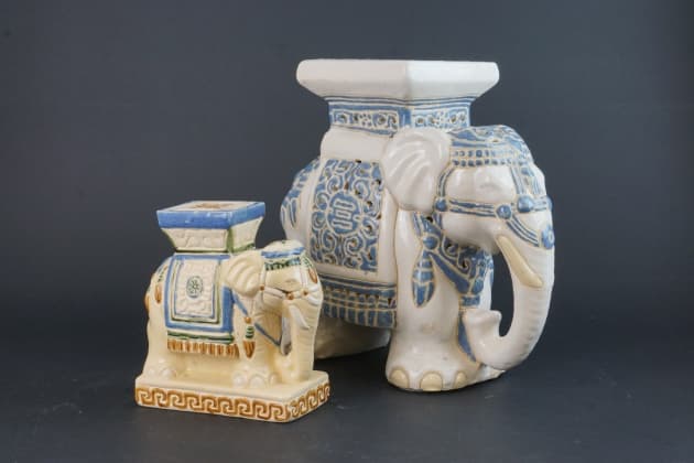 2st. Orientaliska elefantpiedestaler i keramik.