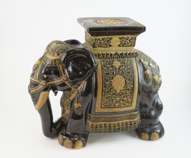 Svart orientalisk elefant piedestal i keramik.