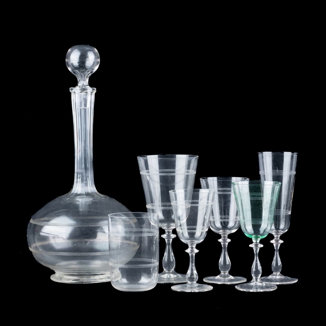 VAJILLA DE CRISTAL, 51 piezas, probablemente principios del siglo XX, decoración pulida