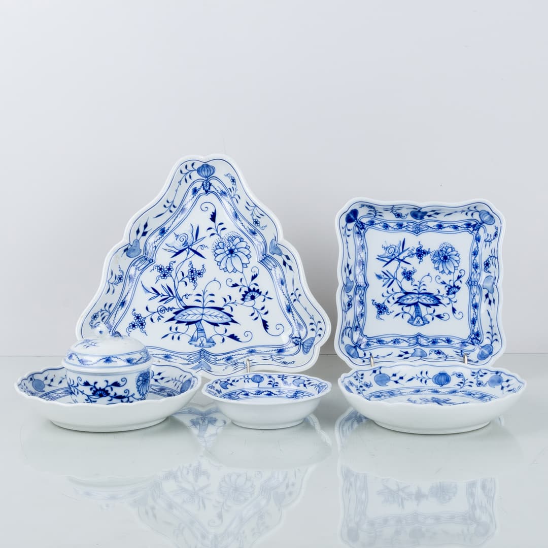 PIEZAS DE VAJILLA, 7 piezas, porcelana, patrón cebolla, Meissen, Alemania, 1900s