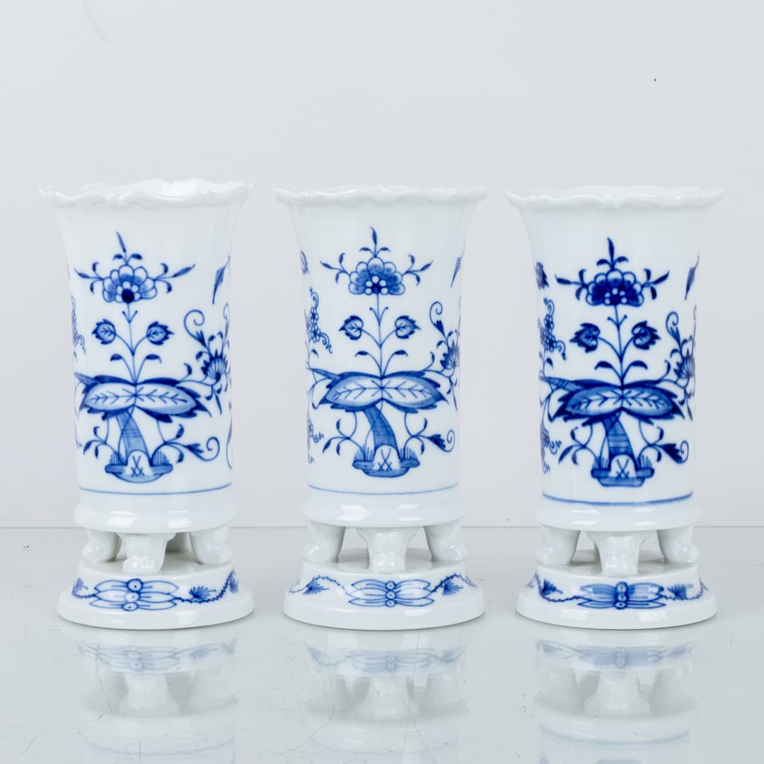 JARRONES, 3 piezas, porcelana, patrón cebolla, Meissen, Alemania, segunda mitad del siglo XX