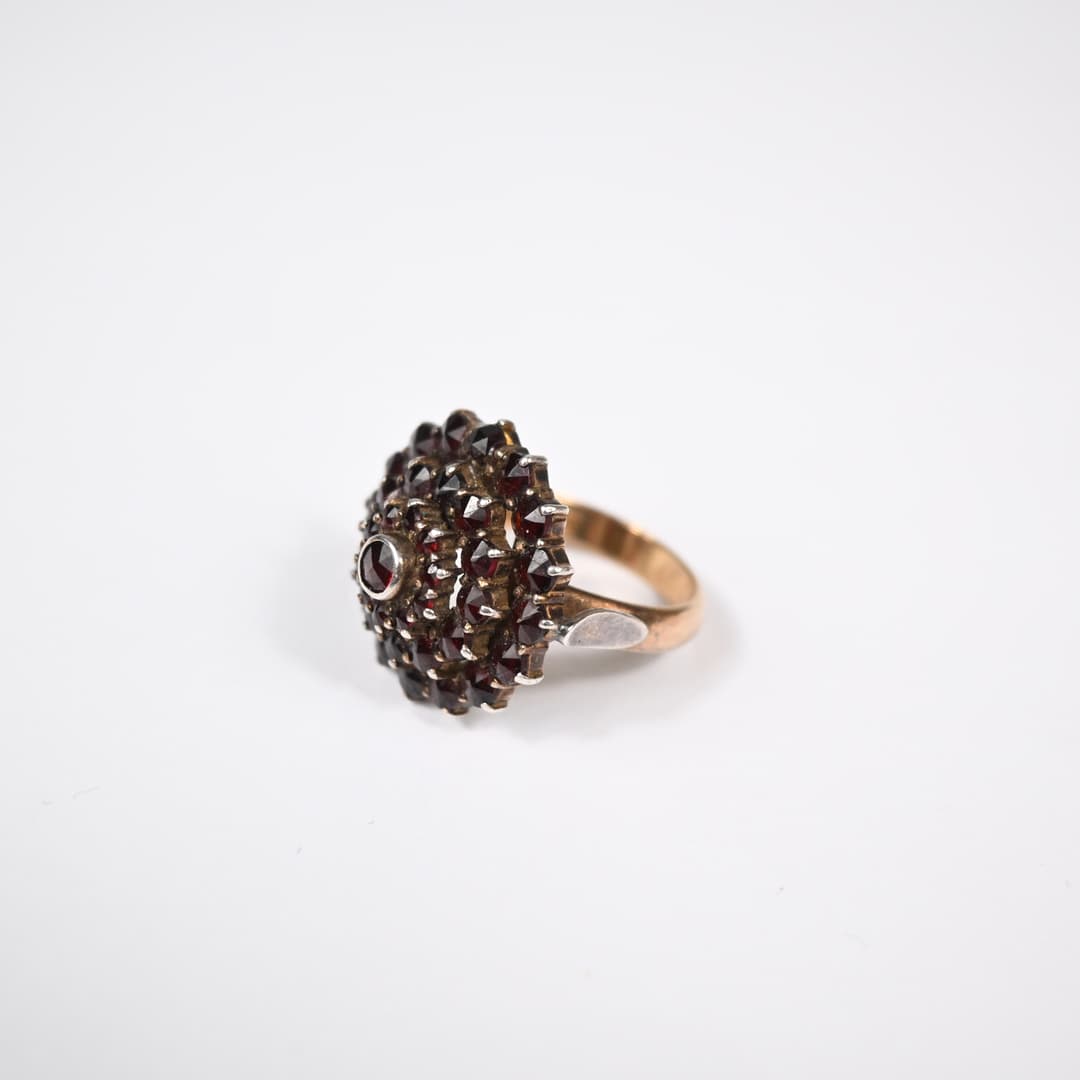 Ring i 18k guld med granater.