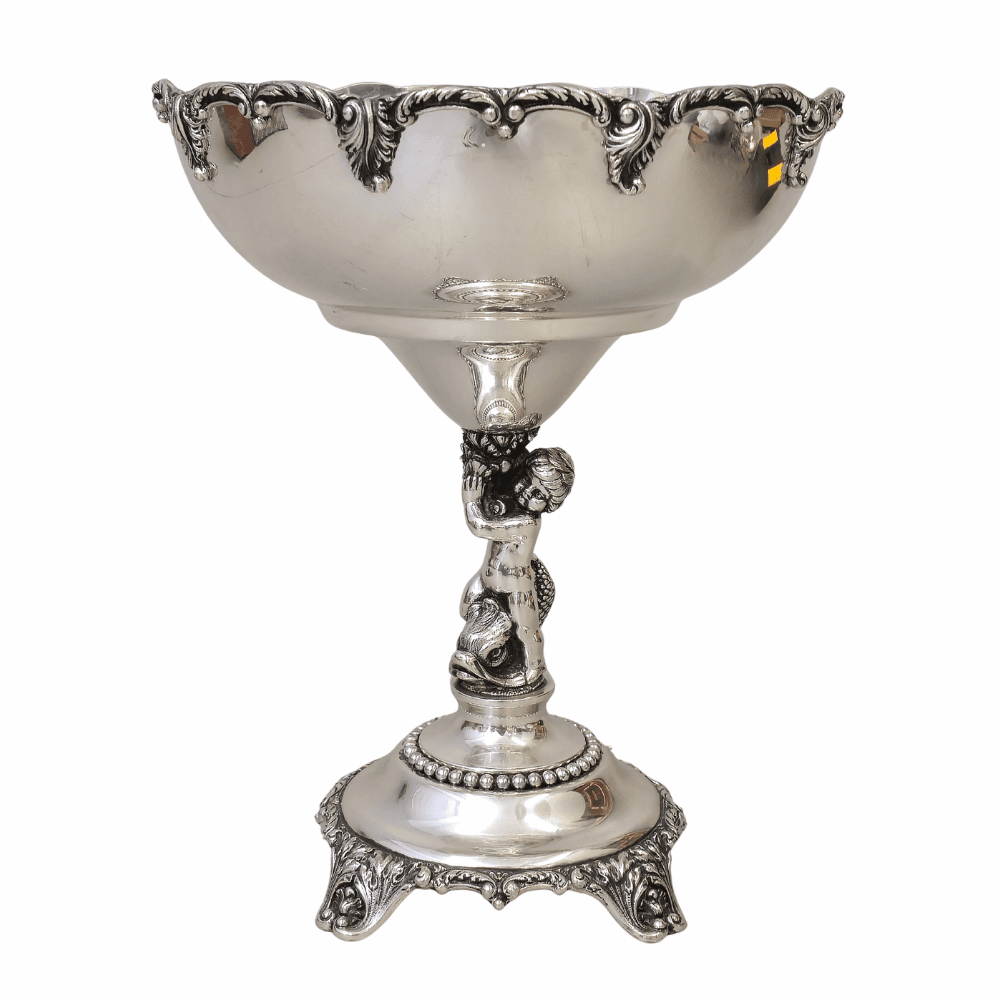 Gran copa en plata. Decorada con motivos vegetales en relieve.
