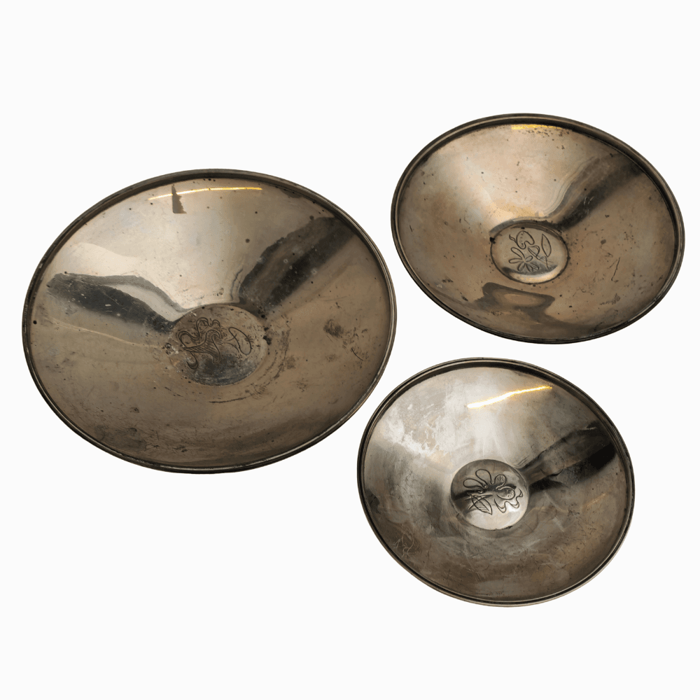 Tres bandejas en plata punzonada española. Decoración cincelada.