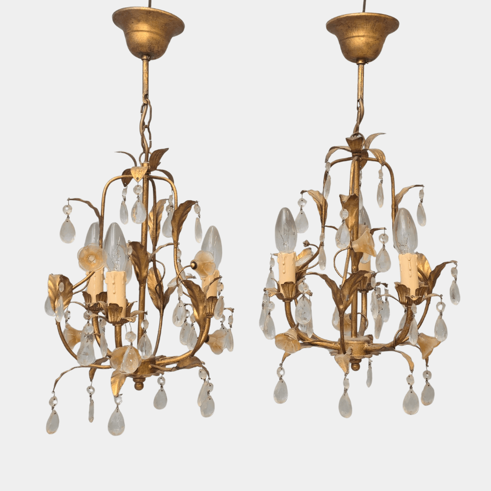 PAREJA DE APLIQUES DE TRES LUCES EN BRONCE DORADO CON DECORACIÓN VEGETAL