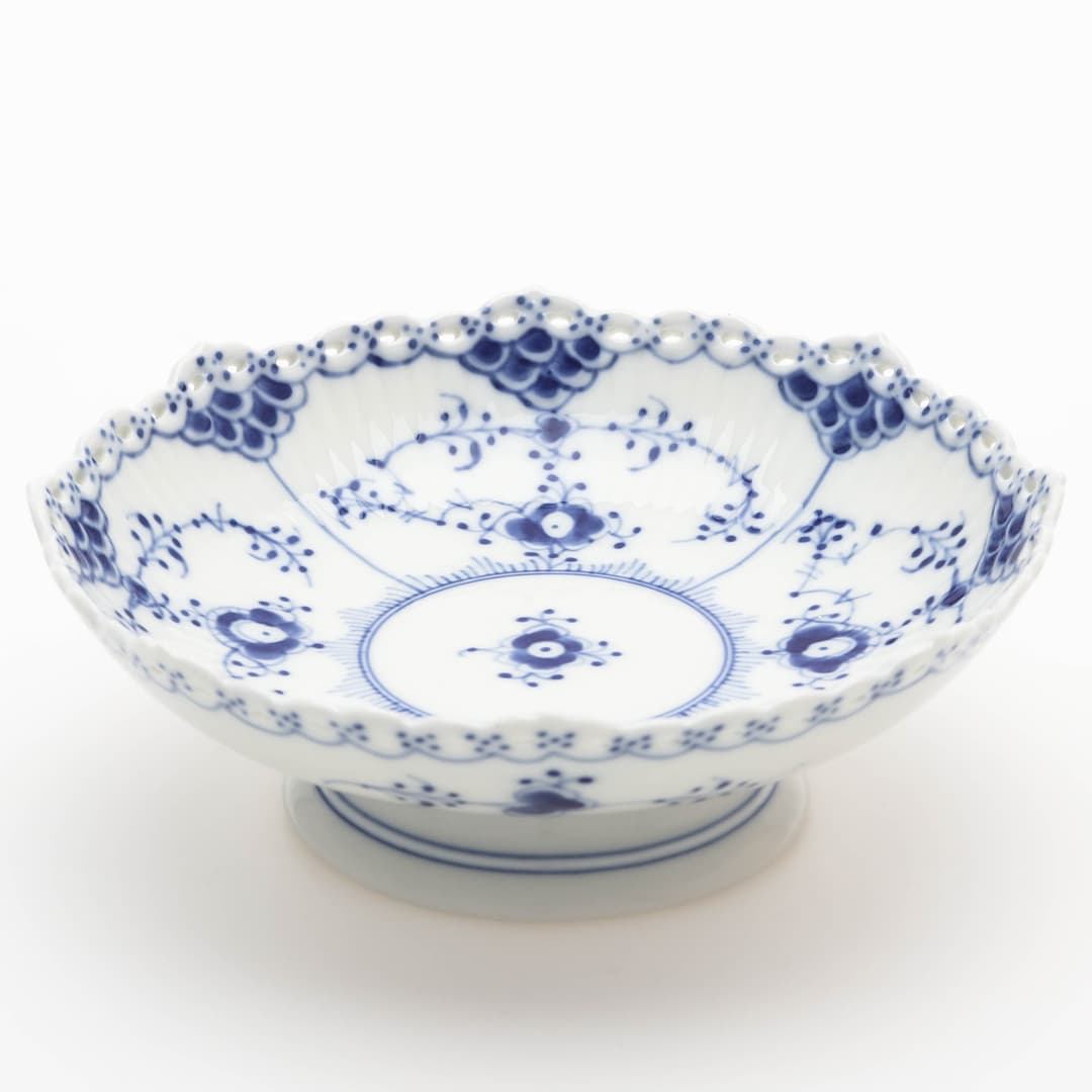SKÅL PÅ FOT, porslin, "Musselmalet helblond", modell 1023, Royal Copenhagen