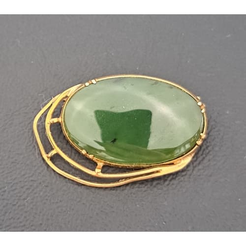 JADE COLOURED HARDSTONE BROOCH in nine carat gold mount, app...