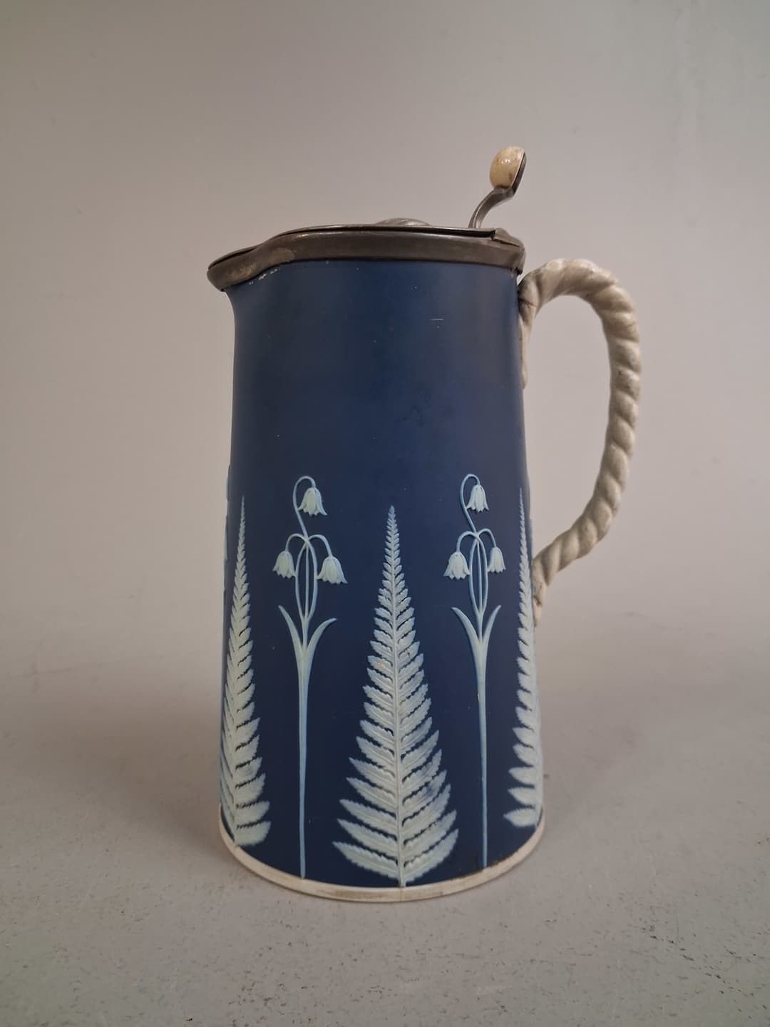 Kanna med tennlock. Jasperware, Pewter Mounted Lid, 1800-talets sista del.