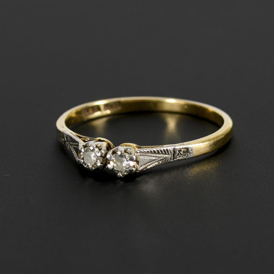 Toi-et-Moi ring with 2 diamonds.