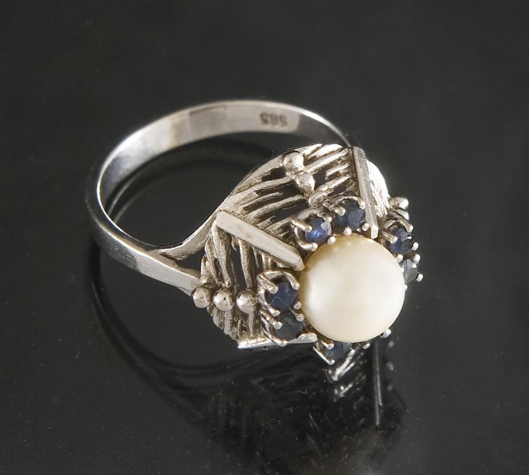 Pearl sapphire ring.