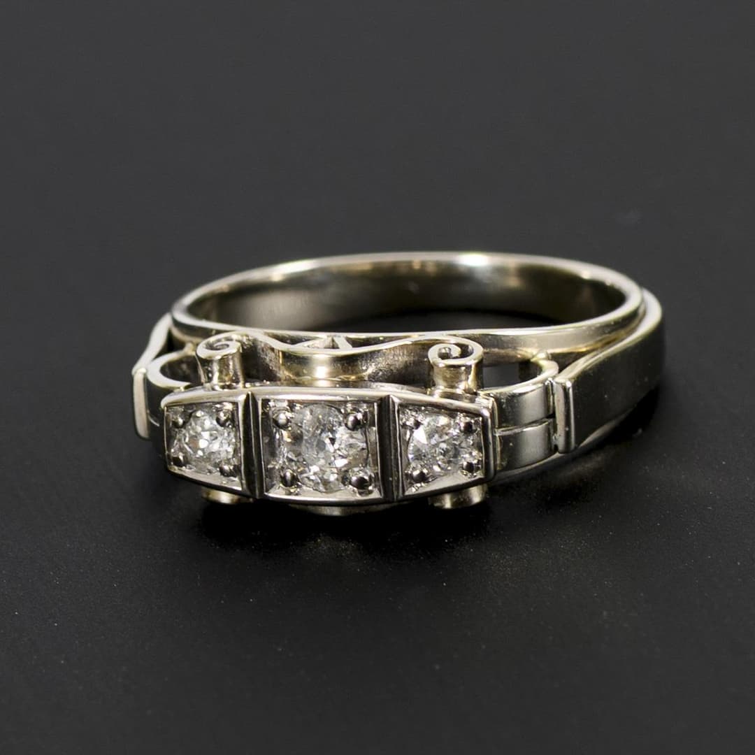 Art deco alliance ring with old-cut diamonds.