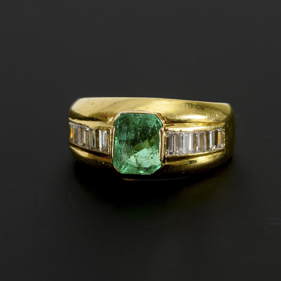Ring with emerald and diamond baguettes.
