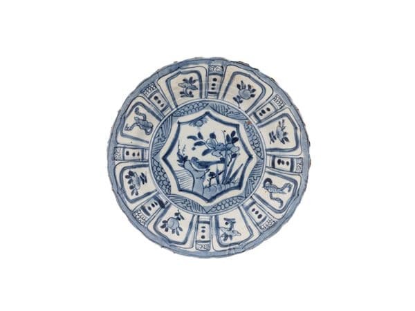 A BLUE AND WHITE 'KRAAK' PORCELAIN DISH, China, Ming dynasty, Wanli