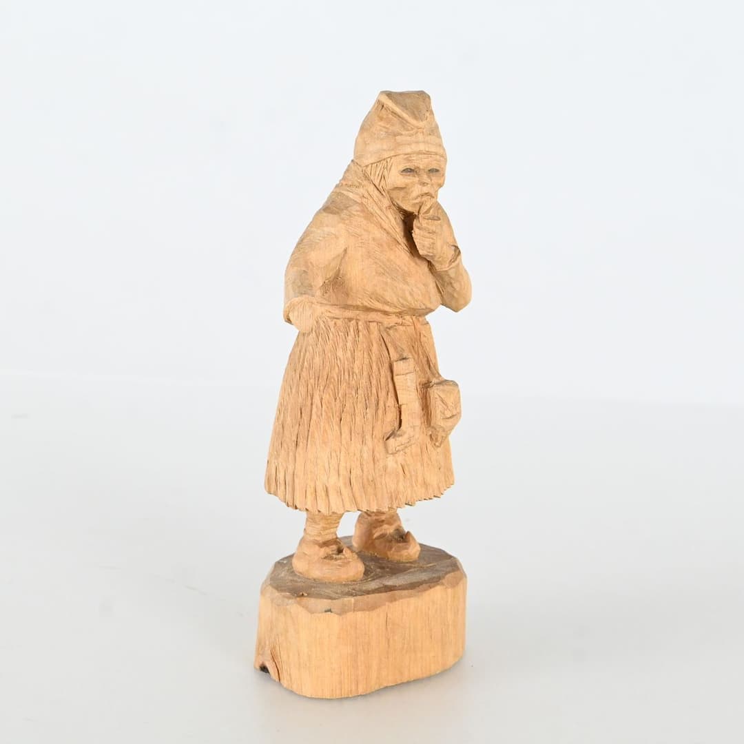 Träskulptur, Samegumma med pipa, Signerad BH
