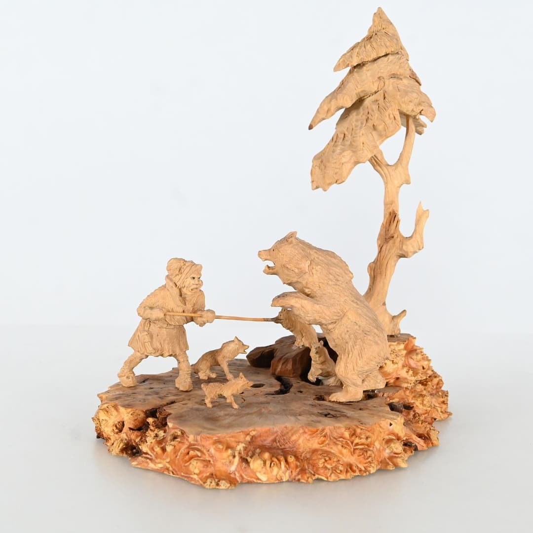 Martin Stenström, Träskulptur, Björnjakt vid björnide, signerad M.S