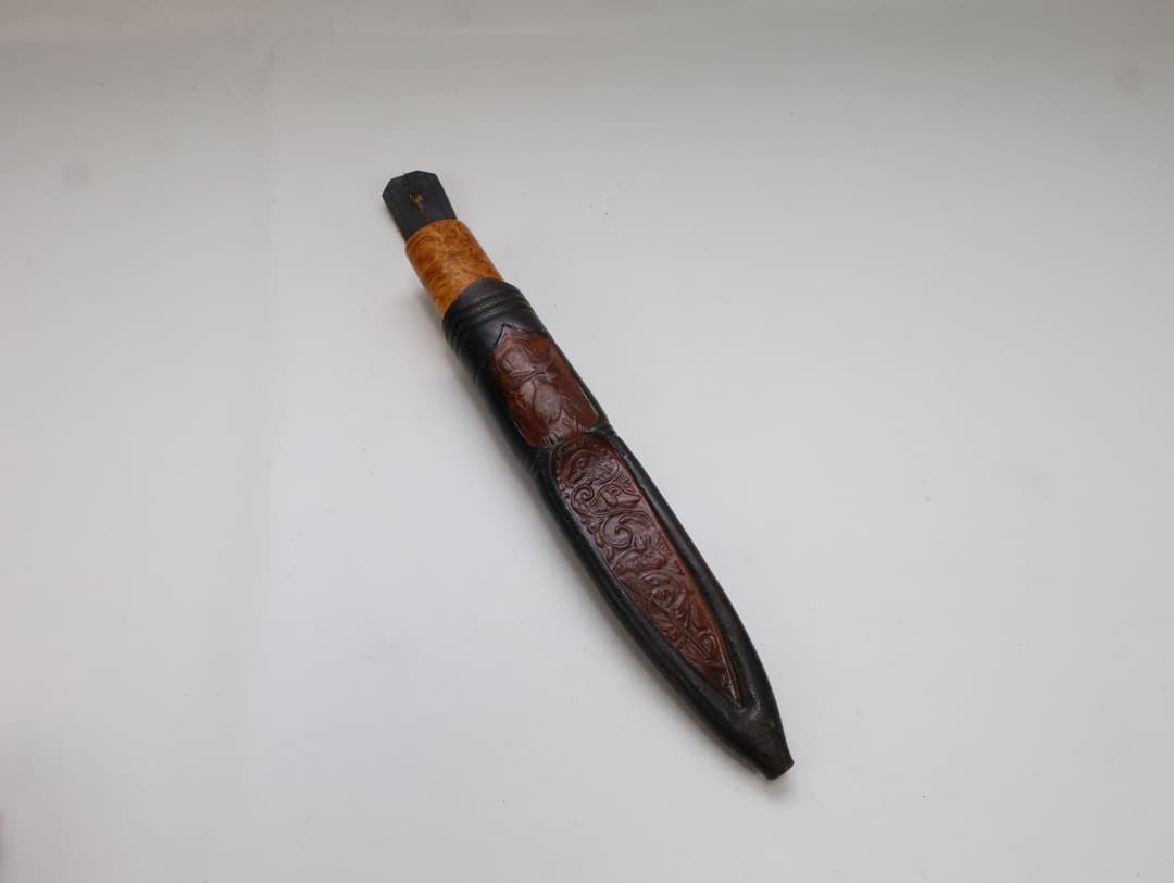 Håndlaget slire kniv med smidd blad.