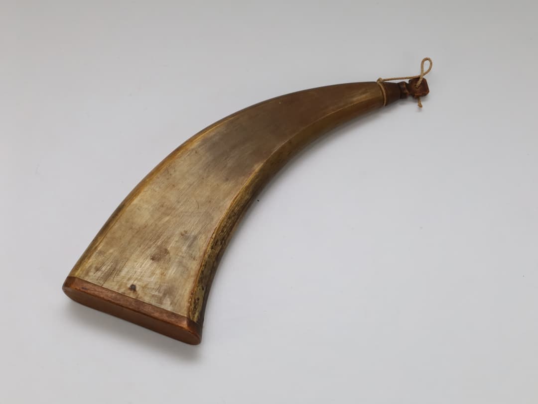 Antikt pulverhorn / krutthorn i naturlig horn med trebeslag, ca. 19.–20.